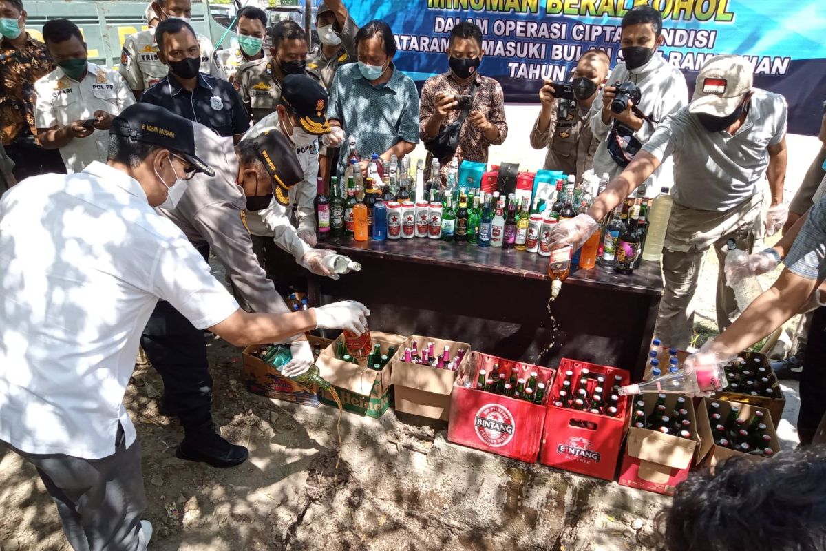 Satpol PP Mataram memusnahkan 617 botol minuman beralkohol