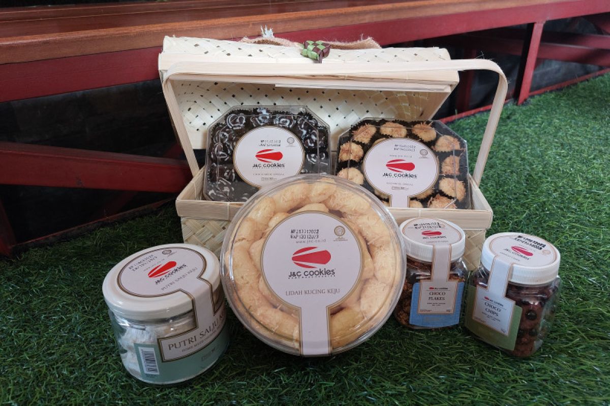 J&C Cookies-Saung Angklung Udjo kolaborasi buat "hampers"