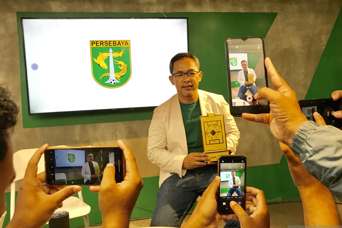 Aji Santoso tetap melatih Persebaya hingga dua musim ke depan