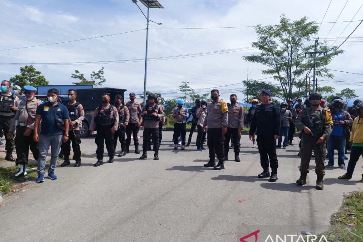 Polisi bubarkan pendemo tolak Otsus dan tuntut referendum Papua