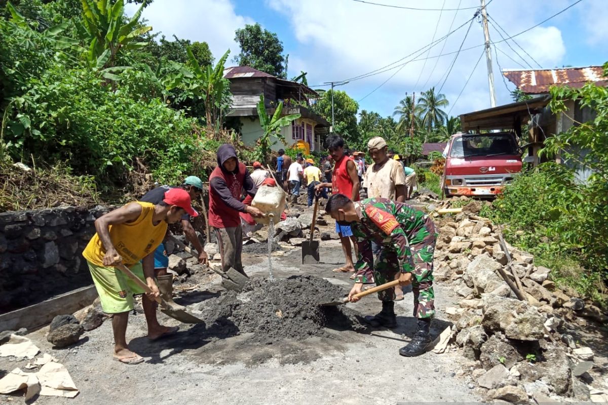 Babinsa di Pulau Tagulandang Sulut, bantu warga bangun talud jalan