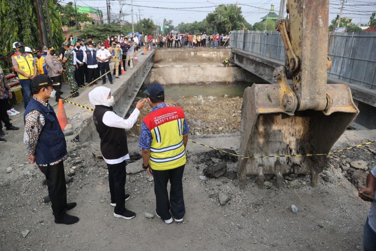 Khofifah pastikan perbaikan jembatan ambles rampung H-10 Lebaran