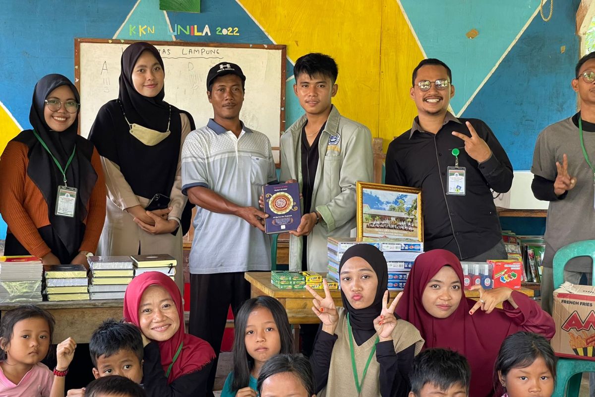 Warga di Pulau Harimau senang terima wakaf Al-Quran dari Mahasiswa KKN Yasba Kalianda