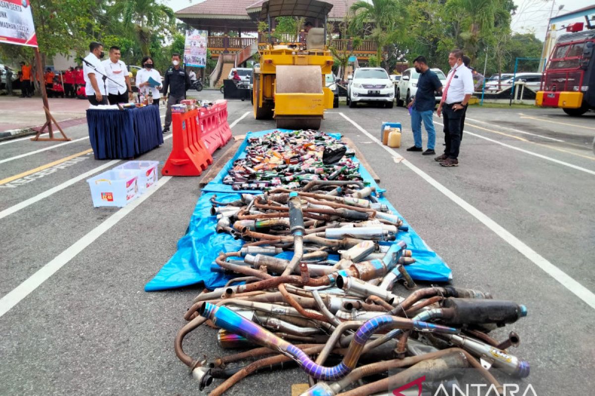 Polres Inhu musnahkan ribuan botol miras