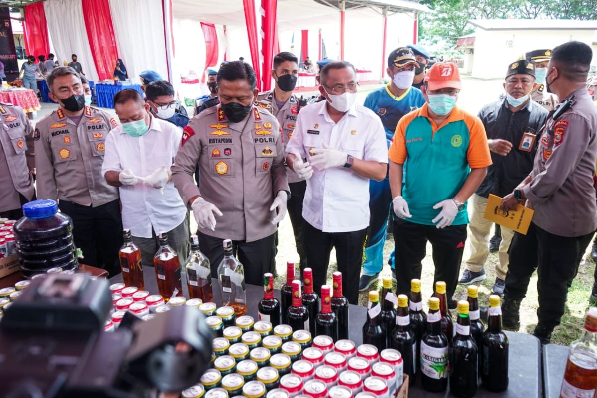 Polda Malut musnahkan ribuan botol miras