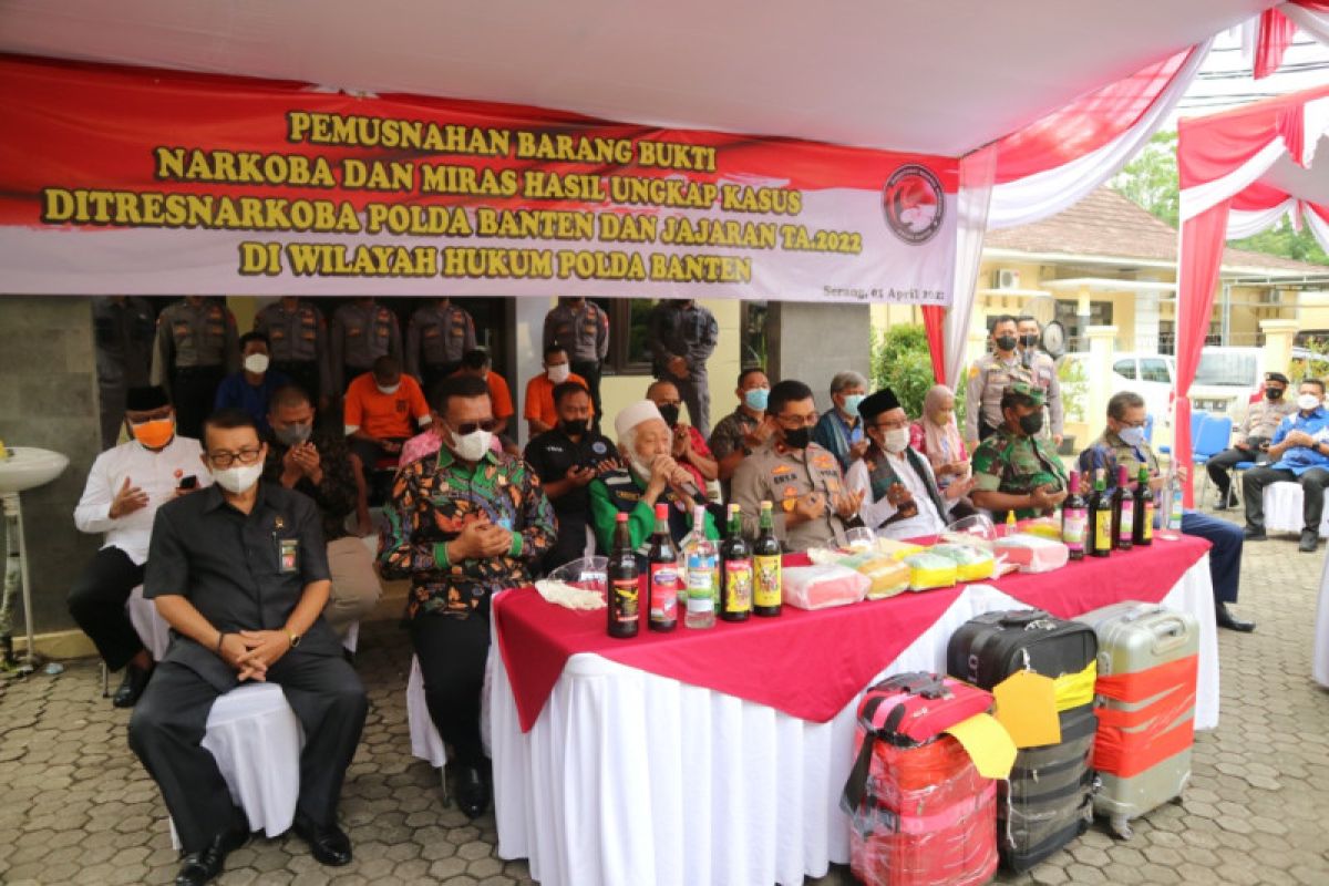 Polda Banten musnahkan ribuan botol minuman keras