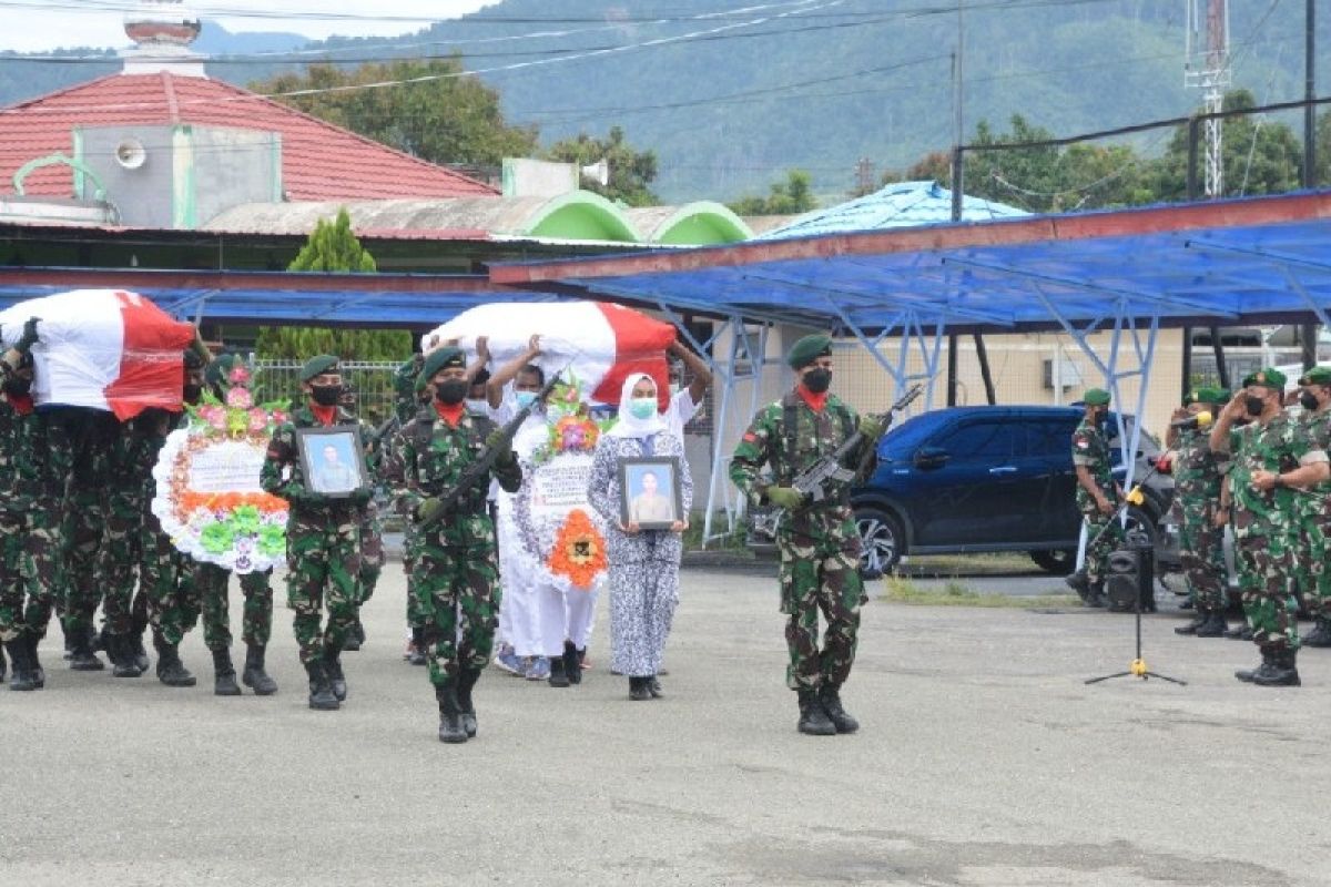 Jenazah anggota TNI dan istrinya korban penembakan KKB diterbangkan ke Surabaya