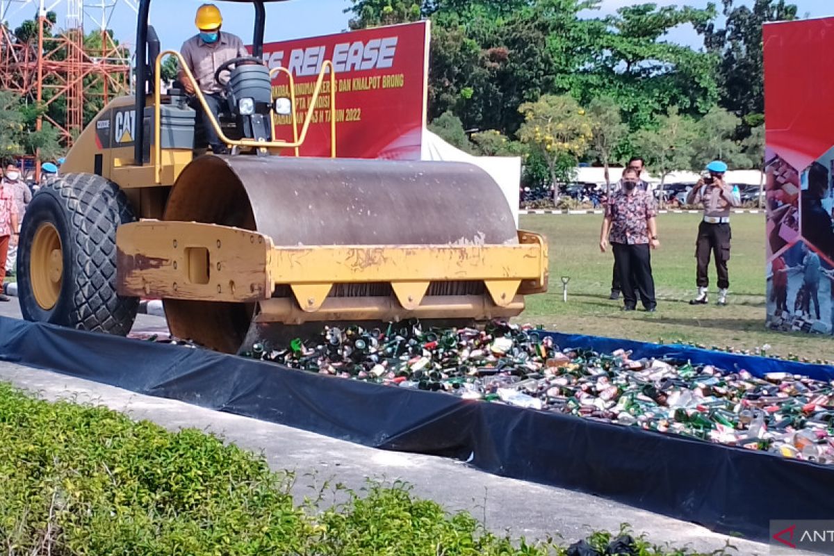 Polda Riau musnahkan ribuan miras, knalpot bising dan narkoba