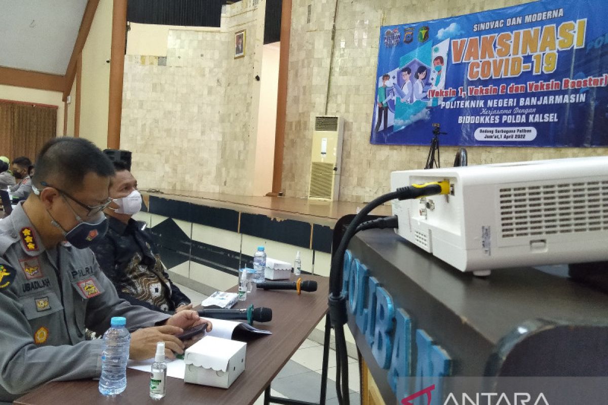 Vaksinasi serentak se-Indonesia digelar pula di Poliban Kalsel