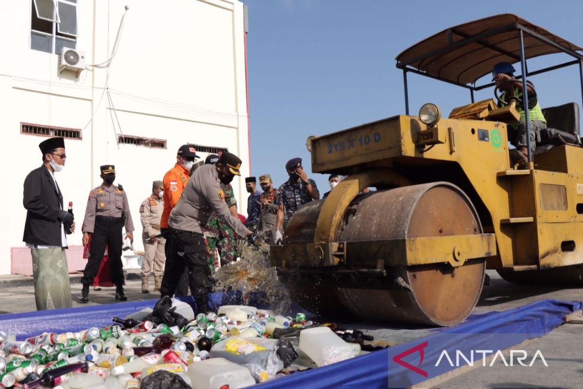 Polres Meranti musnahkan miras dan minuman kadaluarsa