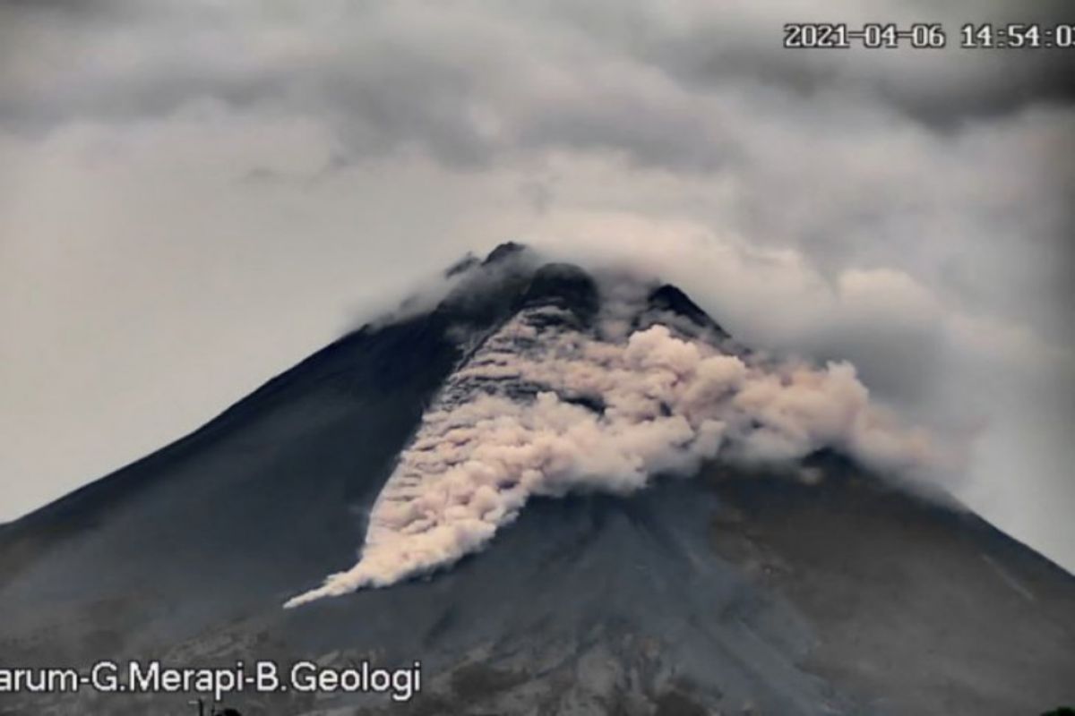 Gunung Merapi luncurkan awan panas guguran sejauh 1.500 meter