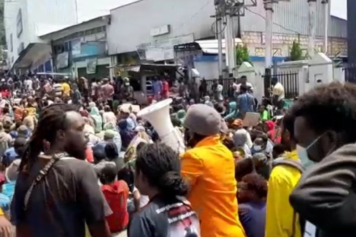 Personel TNI/Polri dikerahkan amankan  demo tolak DOB di Jayapura
