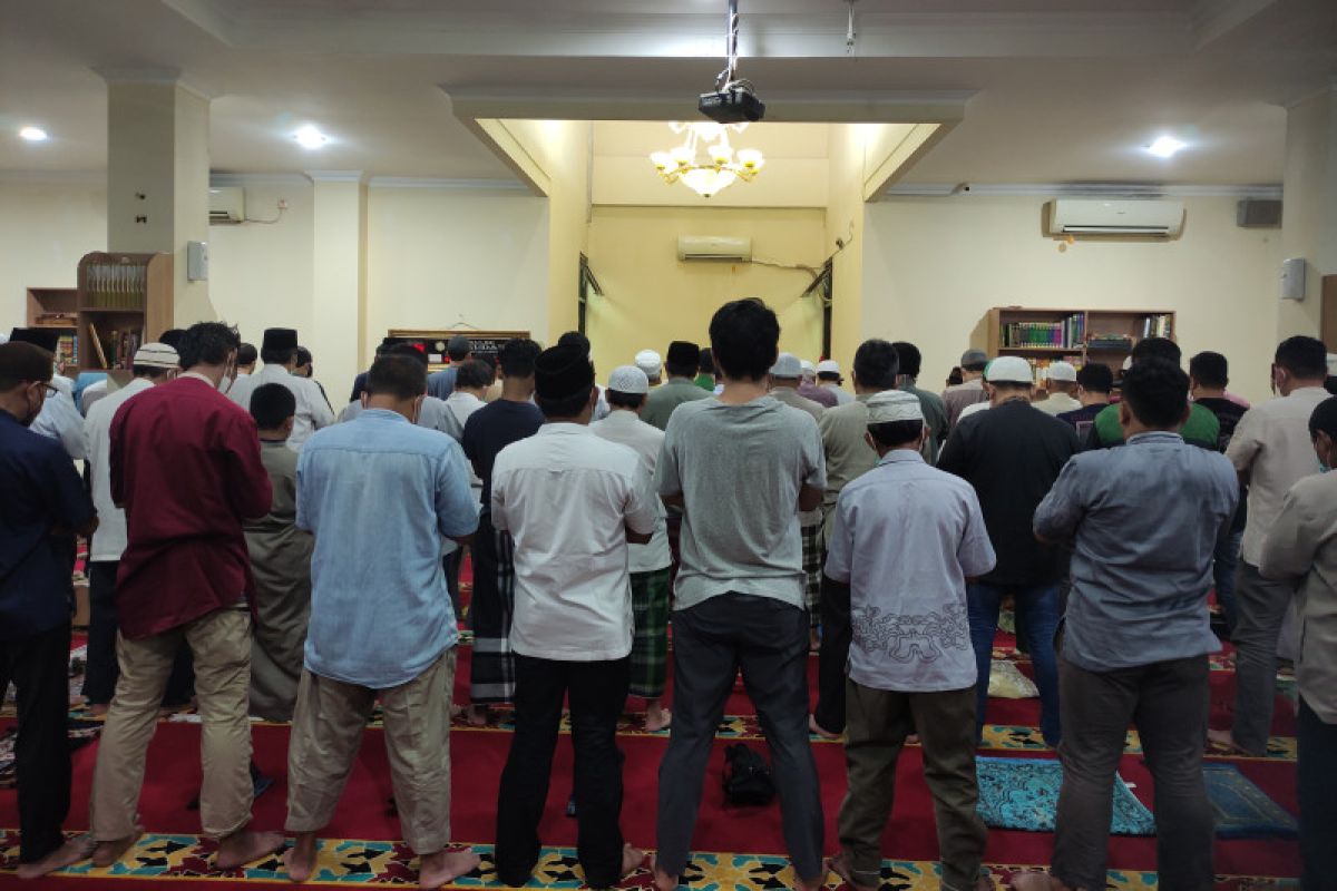 Sebagian umat Islam shalat tarawih di Masjid At-Taqwa Muhammadiyah