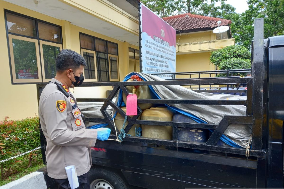Polres Sukabumi berhasil ungkap kasus penyelewengan BBM bersubsidi