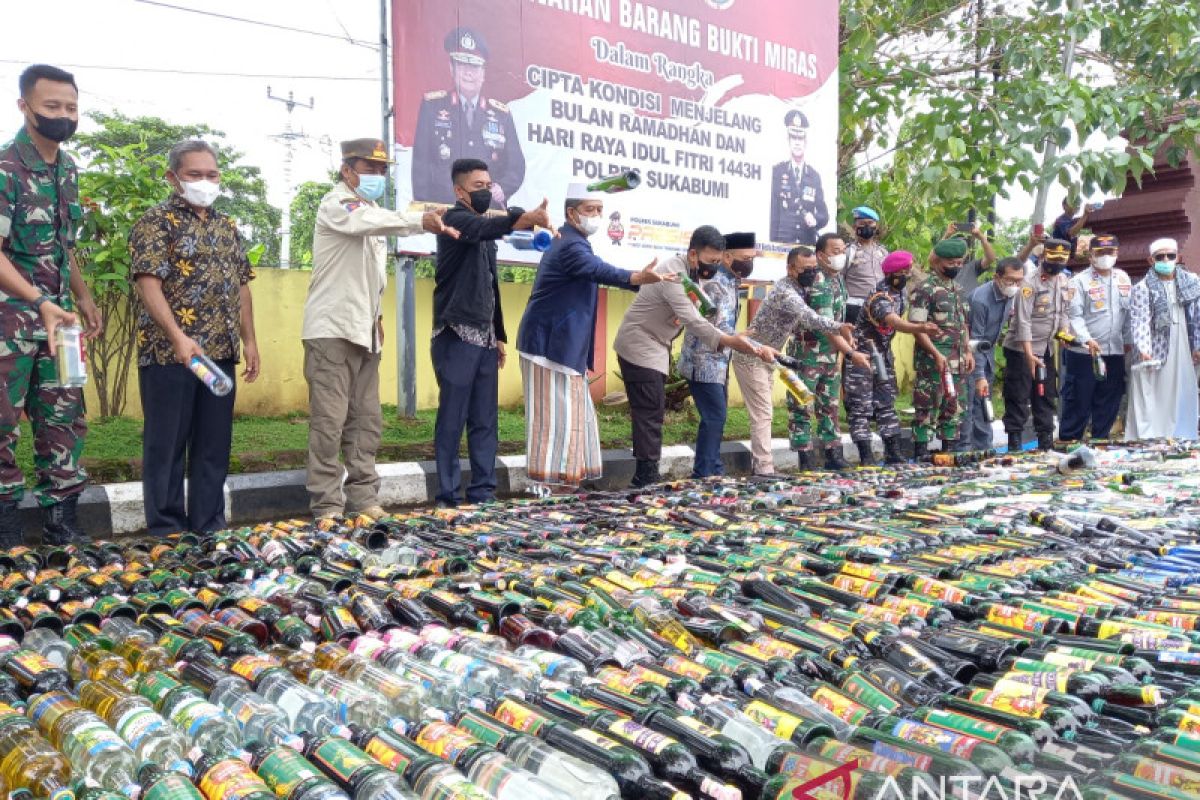 Jaga Ramadhan, Forkopimda Sukabumi musnahkan ribuan botol miras