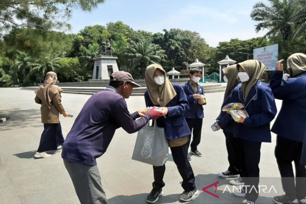 Siswa SMP Muhammadiyah Solo berbagi paket sahur sambut Ramadan