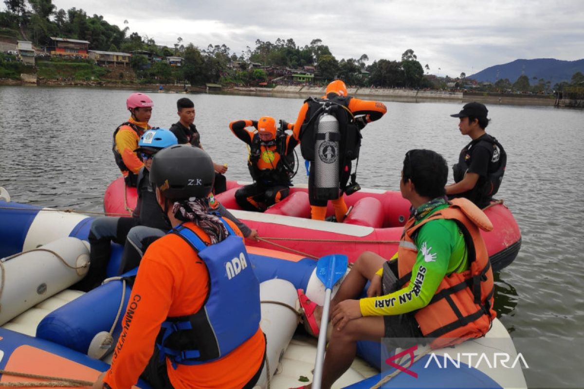 Tim SAR cari pemuda yang tenggelam di Situ Cileunca Bandung