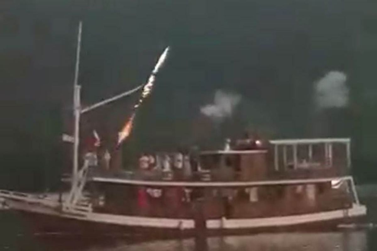 Balai TNK panggil pelaku wisata terkait kembang api di Pulau Kalong