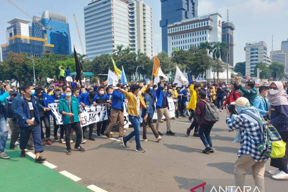 Polisi tutup sementara jalan di Patung Kuda terkait aksi mahasiswa