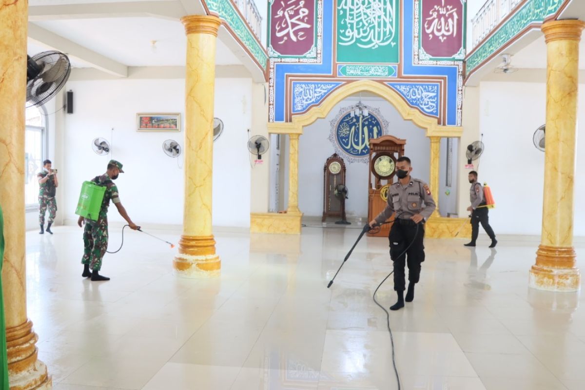 Polisi sterilisasi virus COVID-19 beberapa masjid di Ketapang