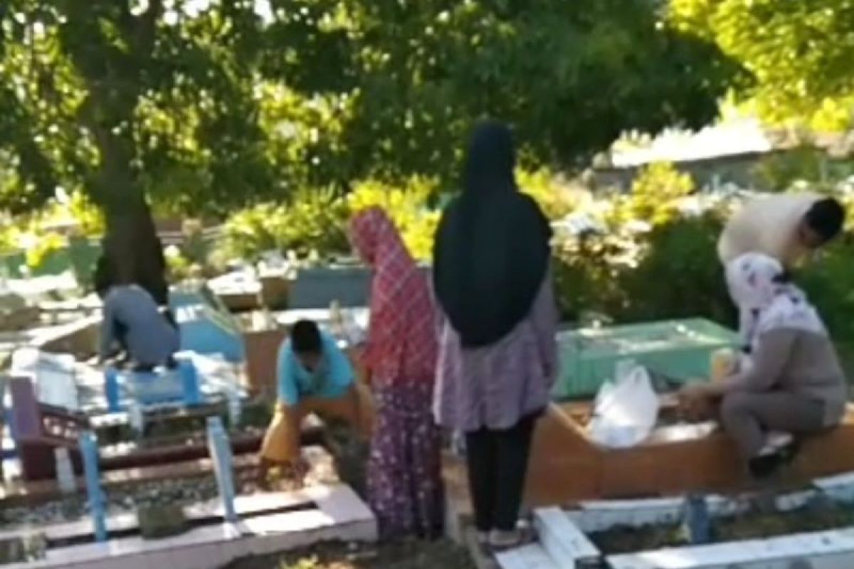 Warga Kota Kupang gotong royong bersihkan TPU jelang Ramadhan