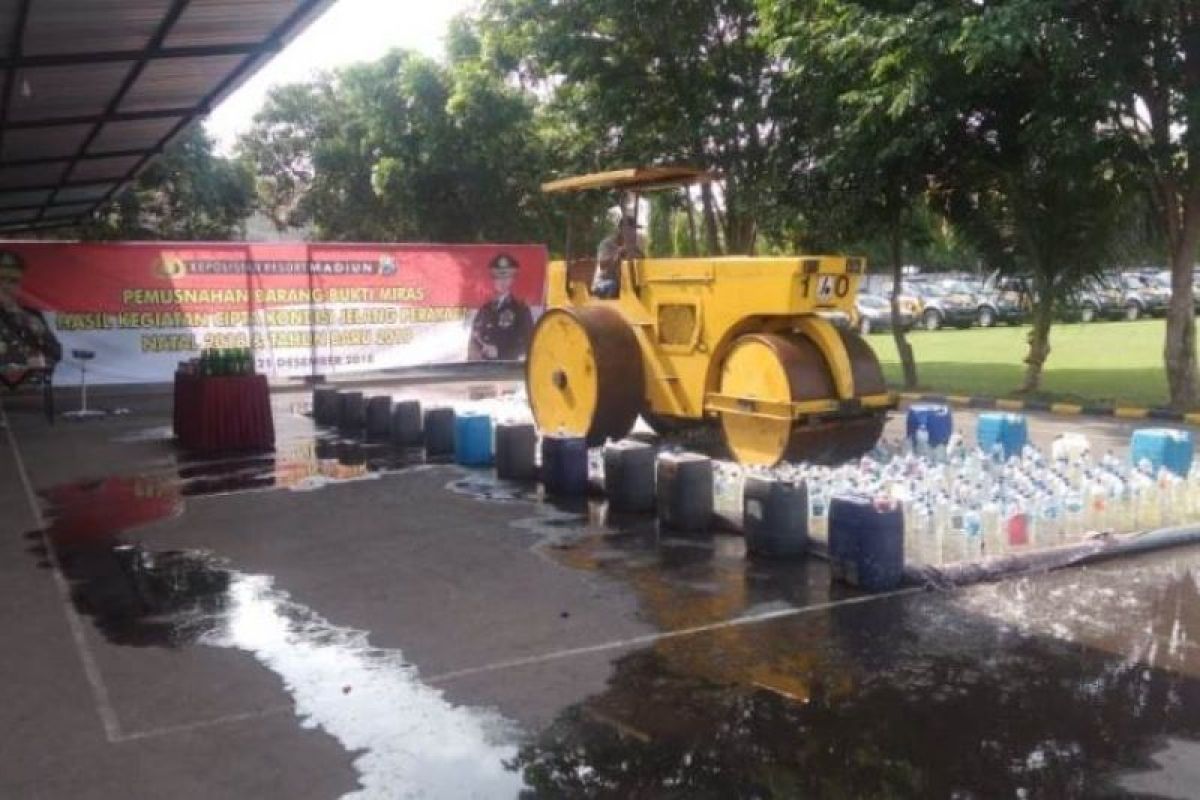 Jelang Ramadhan, Polres Madiun Kota musnahkan 2.217 liter minuman keras