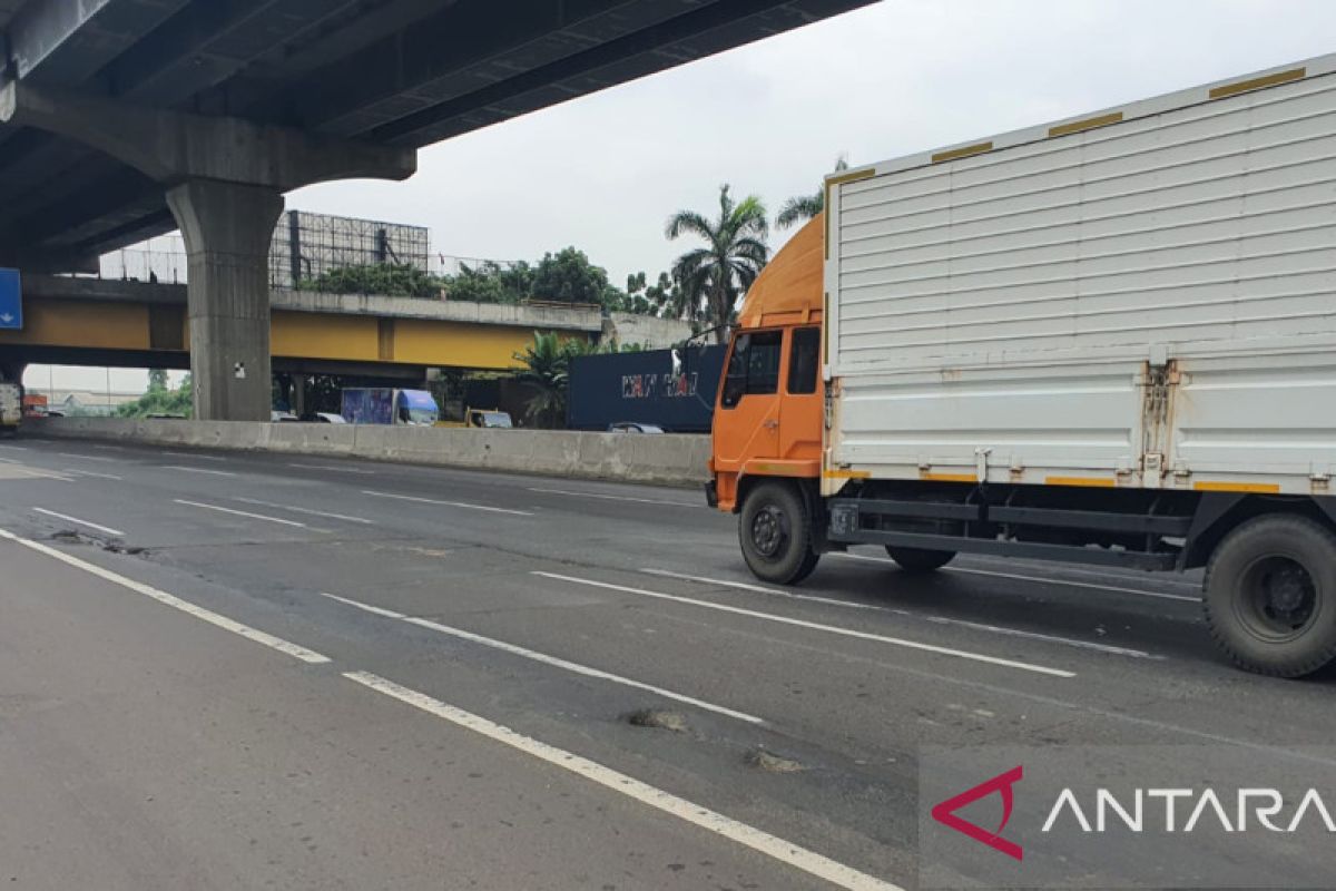 Jasa Marga kembali perbaiki jalan dua arah Tol Jakarta-Cikampek