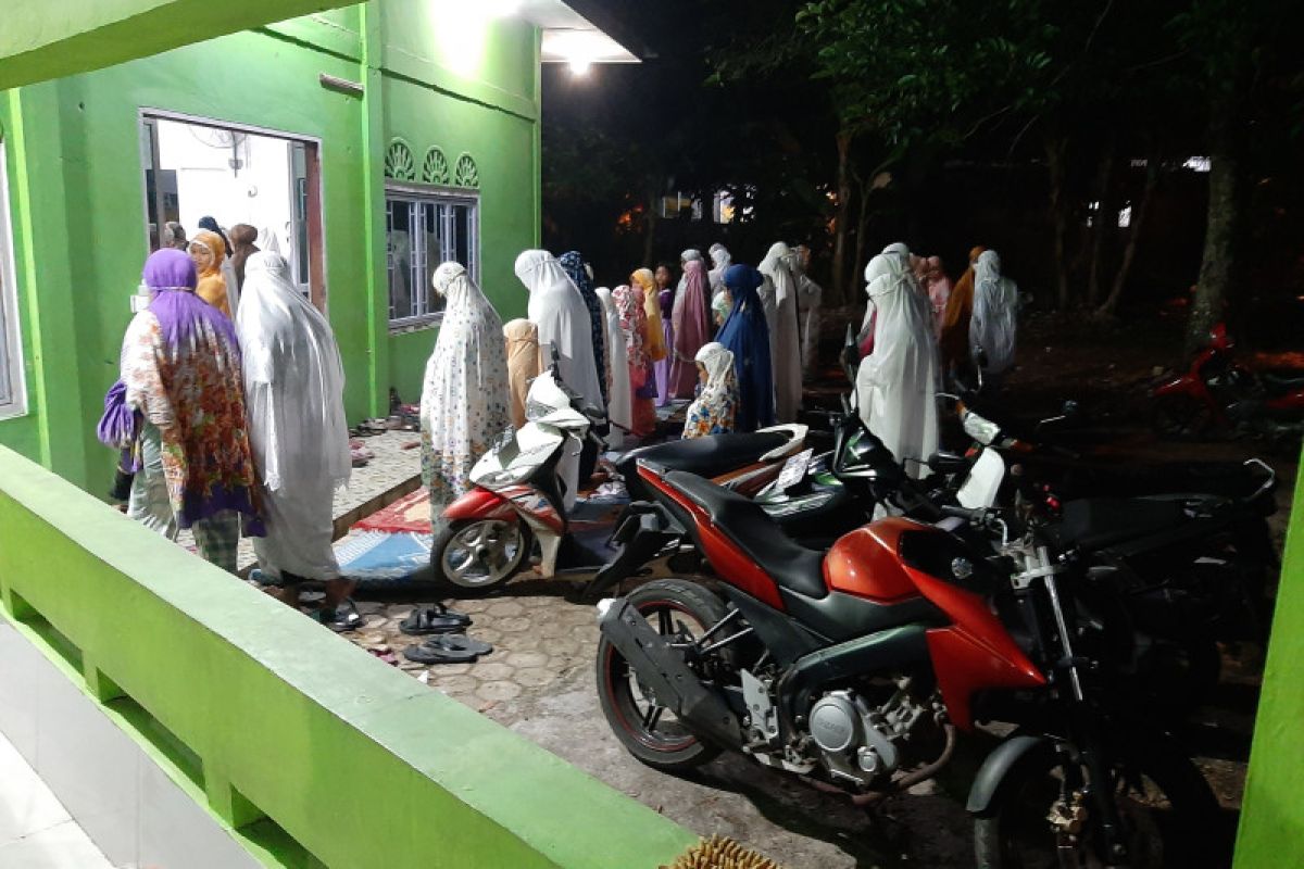 Jamaah Shalat Tarawih di Tanjungpinang luber hingga ke luar masjid