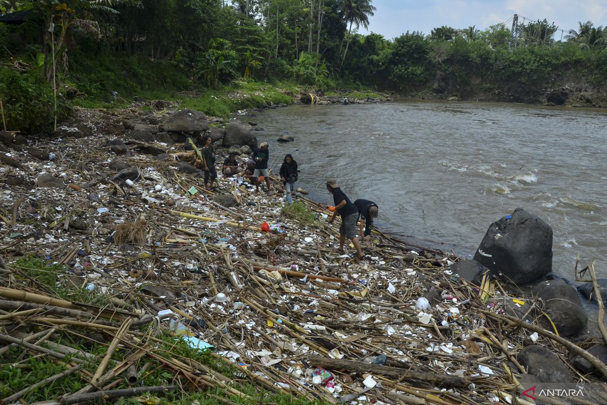 Peneliti: Sungai Citanduy dan Ciwulan di Tasikmalaya tercemar sampah plastik