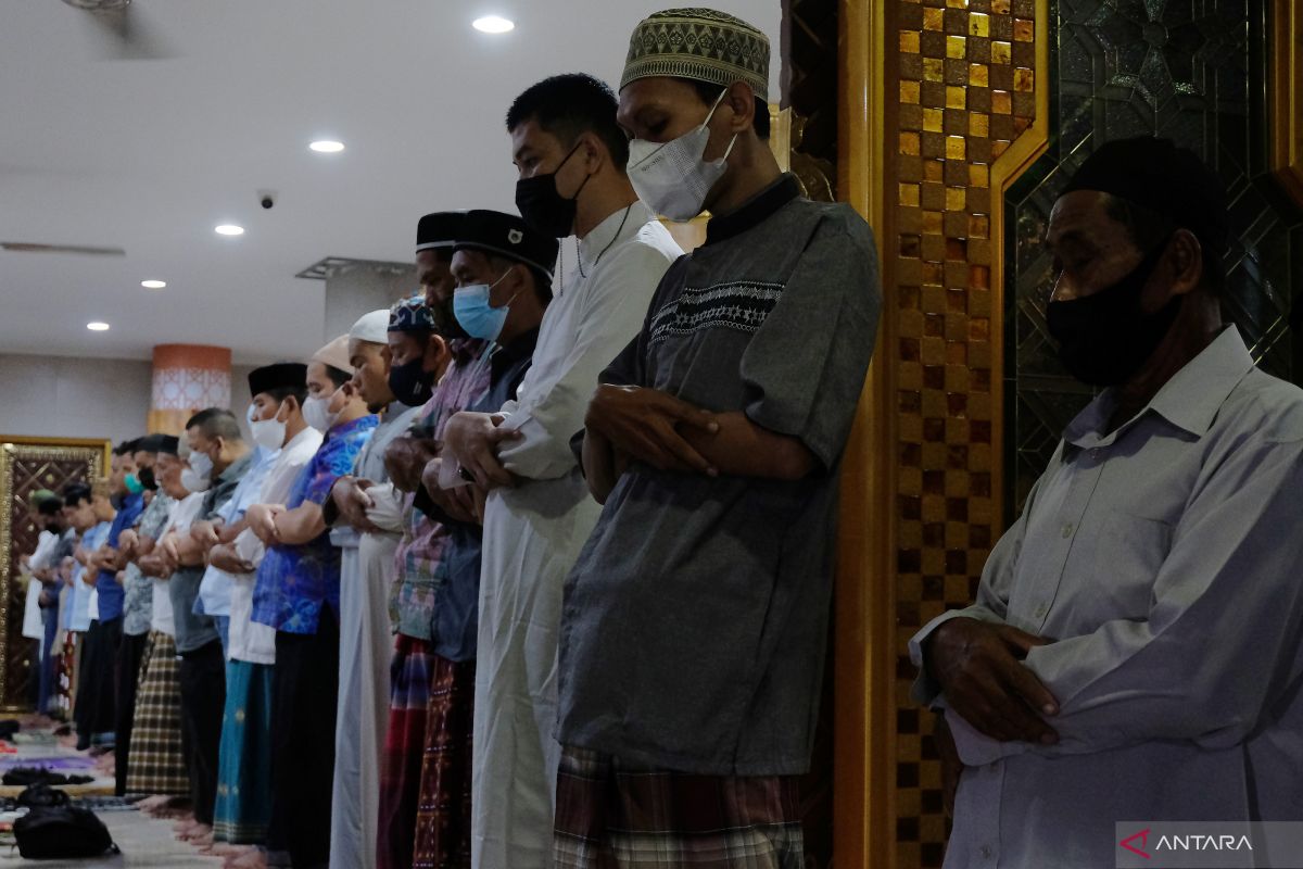 Kemarin, hukum pakai masker saat shalat hingga siklon tropis Herman