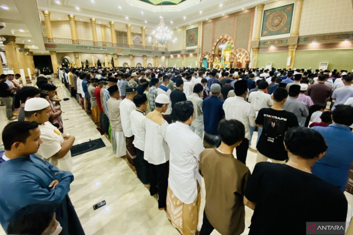 Shalat tarawih di Masjid Agung Meulaboh Aceh dilaksanakan tanpa jarak