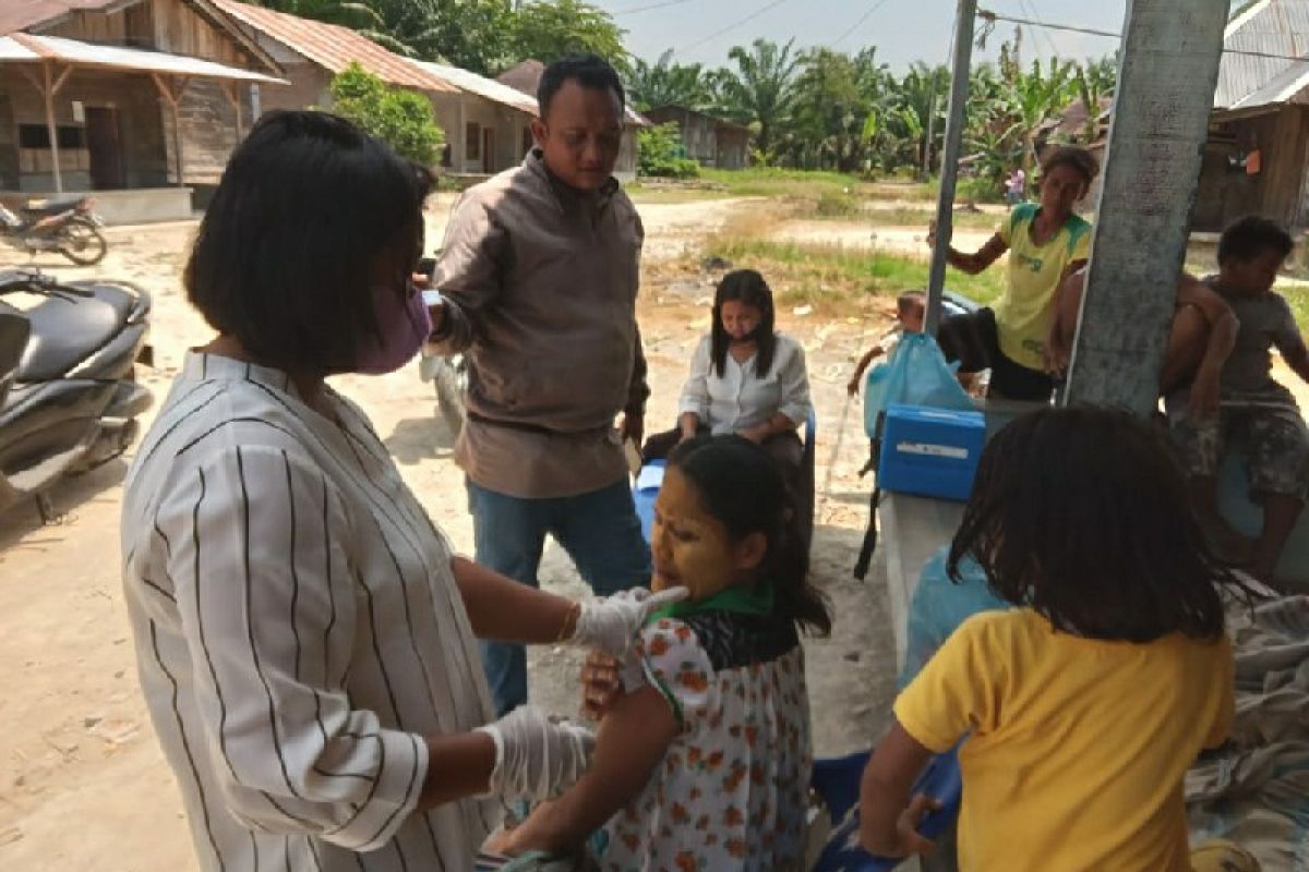 Polsek Medang Deras datangi rumah masyarakat untuk percepatan vaksinasi COVID-19