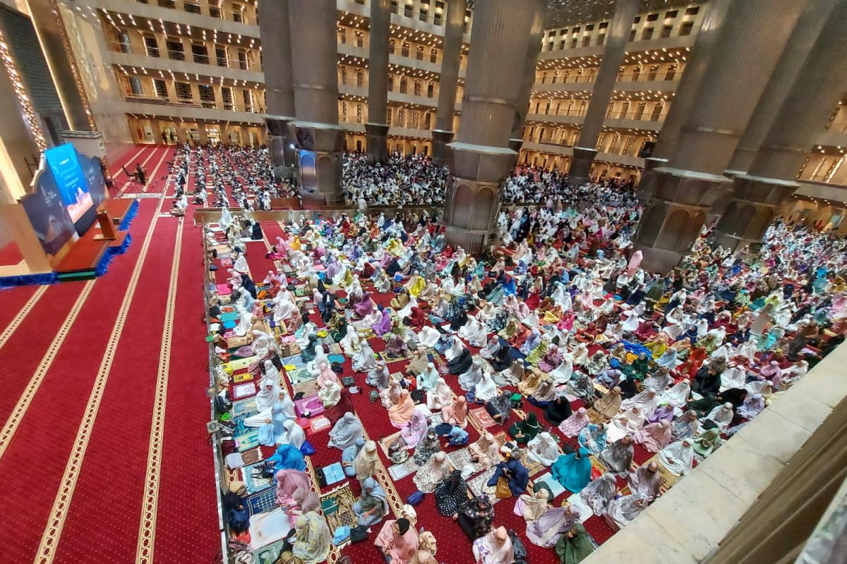 Jamaah padati Masjid Istiqlal pada hari pertama Shalat Tarawih, alhandulillah