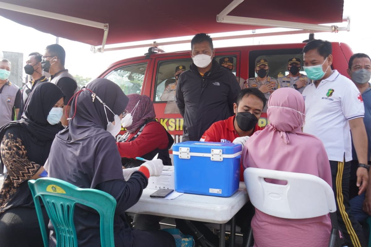 Polresta Sidoarjo suntik vaksin booster pedagang pasar tradisional