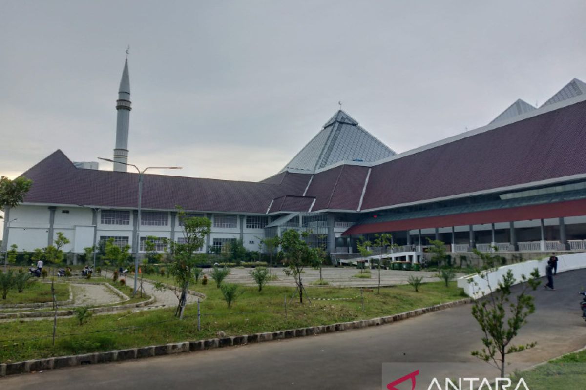 Pengurus Masjid KH Hasyim Asy'ari semprot disinfektan sebelum tarawih