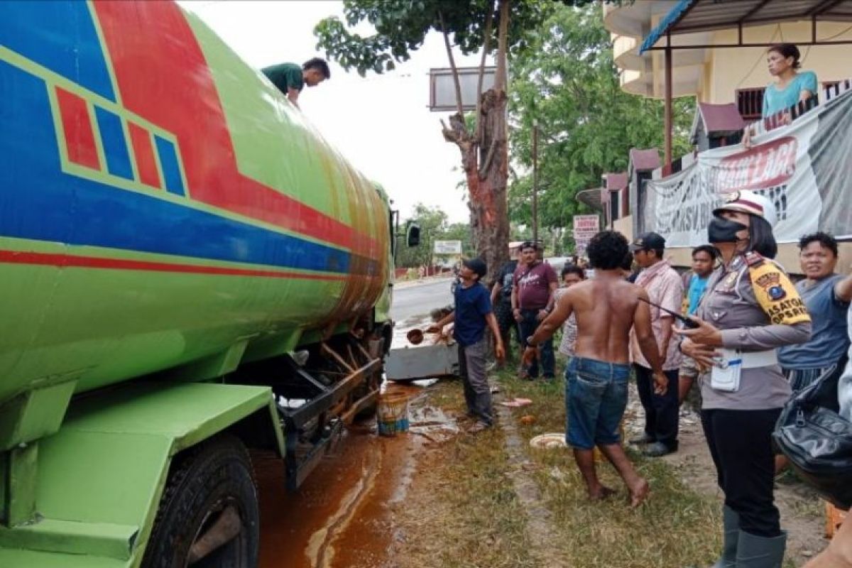 CPO tumpah ke jalan dari mobil tangki