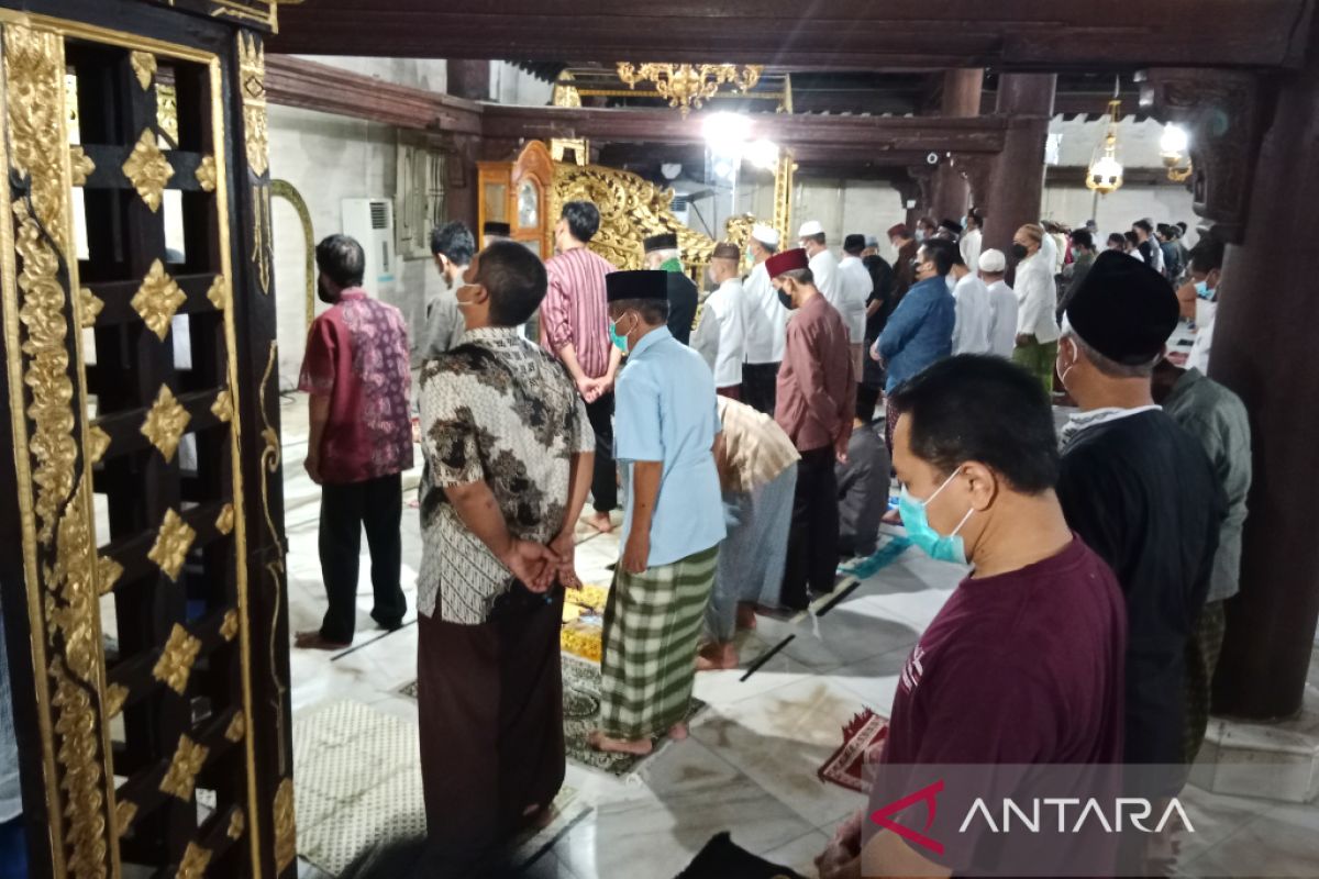 Tarawih di Masjid Gedhe menerapkan prokes meski jarak saf dikurangi