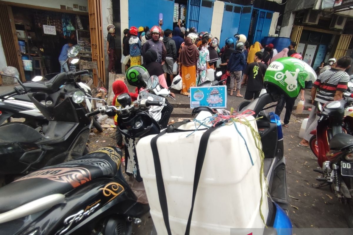 Distribusi minyak goreng curah di Makassar terpantau mulai lancar