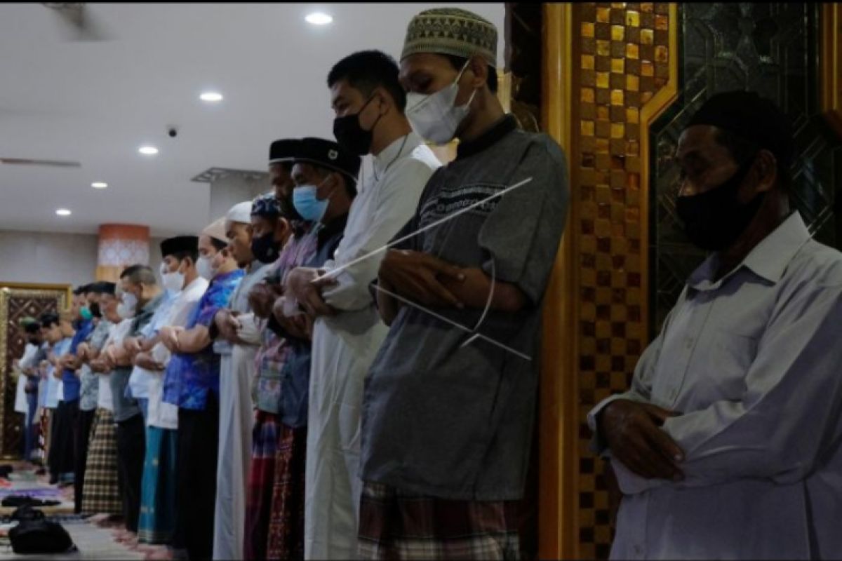 Dokter spesialis paru: Pakai masker saat shalat tarawih di masjid