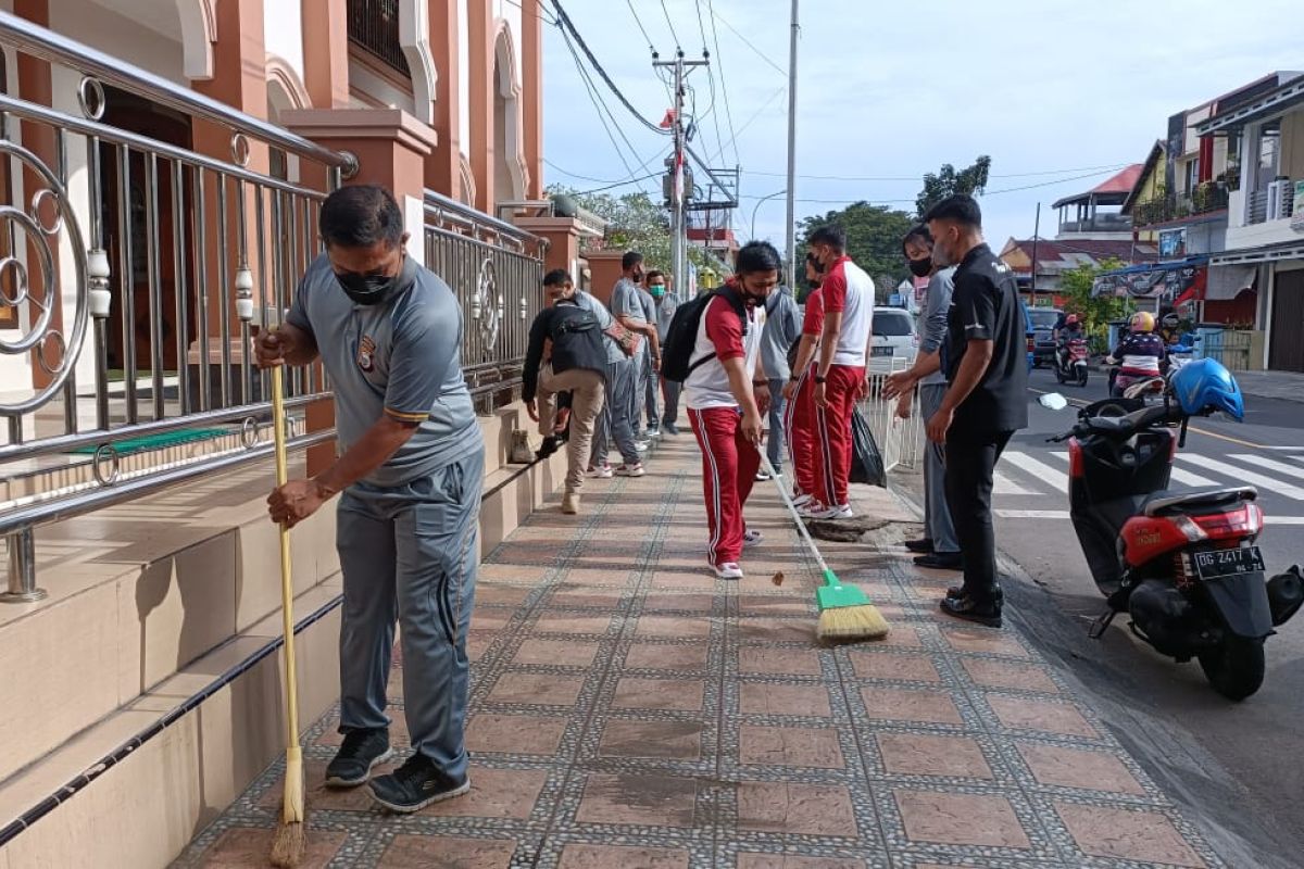 Personel Polda Maluku Utara bersihkan rumah ibadah jelang Ramadhan, wujud kepedulian sosial