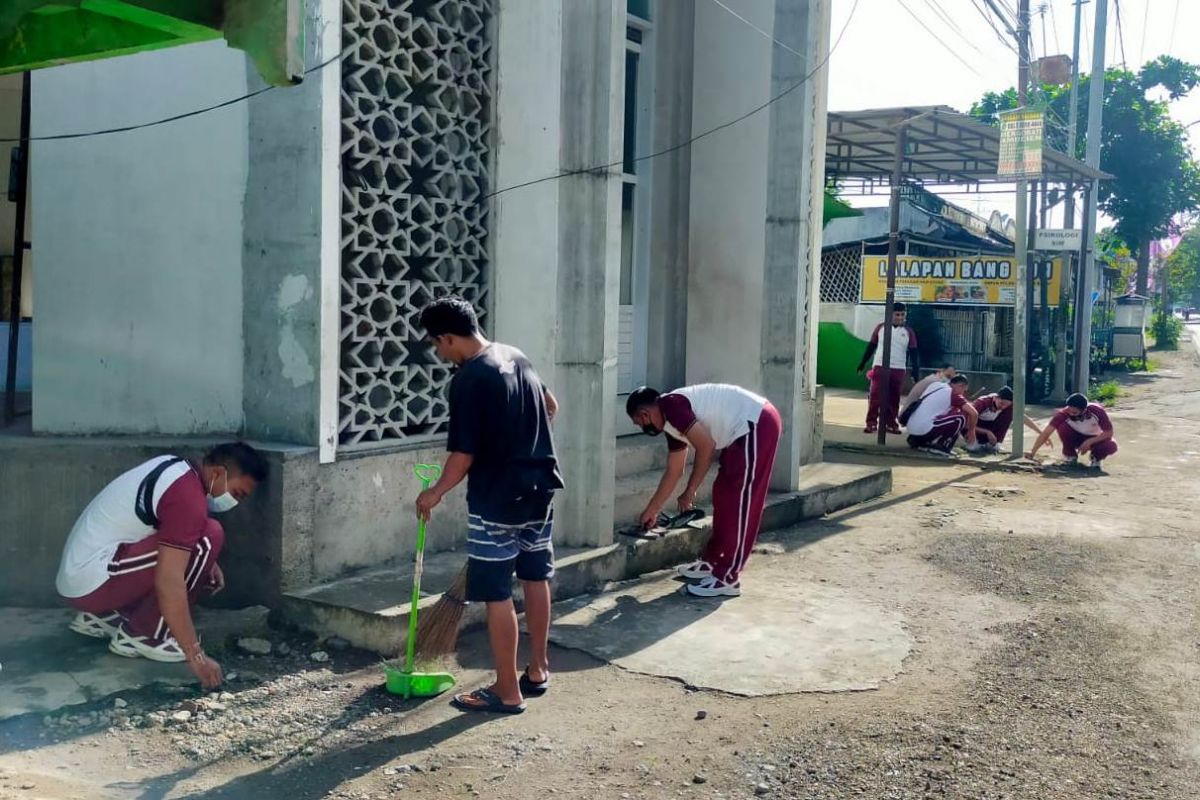 Polres Lombok Barat gotong royong membersihkan masjid jelang Ramadhan