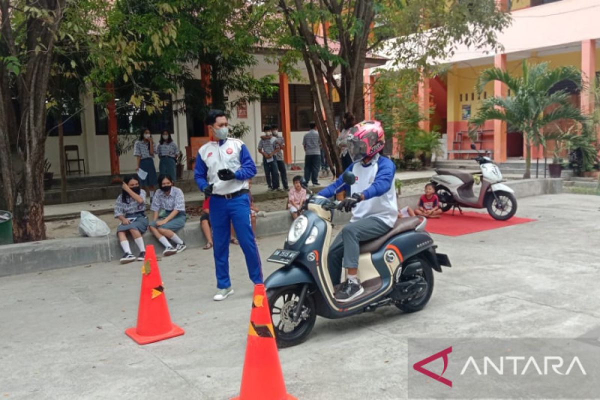 Honda Bentuk Karakter Pelajar SMA GKST Bekali Edukasi Safety Riding TEMA " Generasi #Cari_aman "