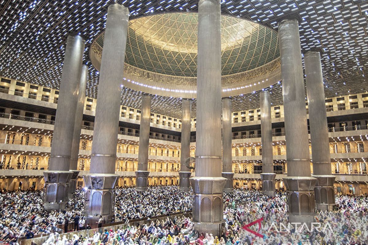 Jamaah padati Masjid Istiqlal pada hari pertama Shalat Tarawih