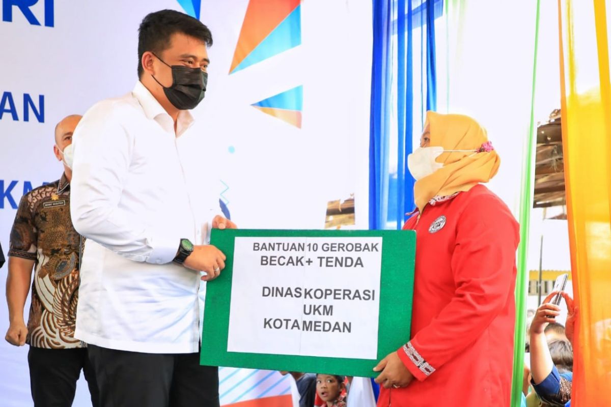 Wali Kota Medan serahkan bantuan olahan hasil laut untuk istri nelayan
