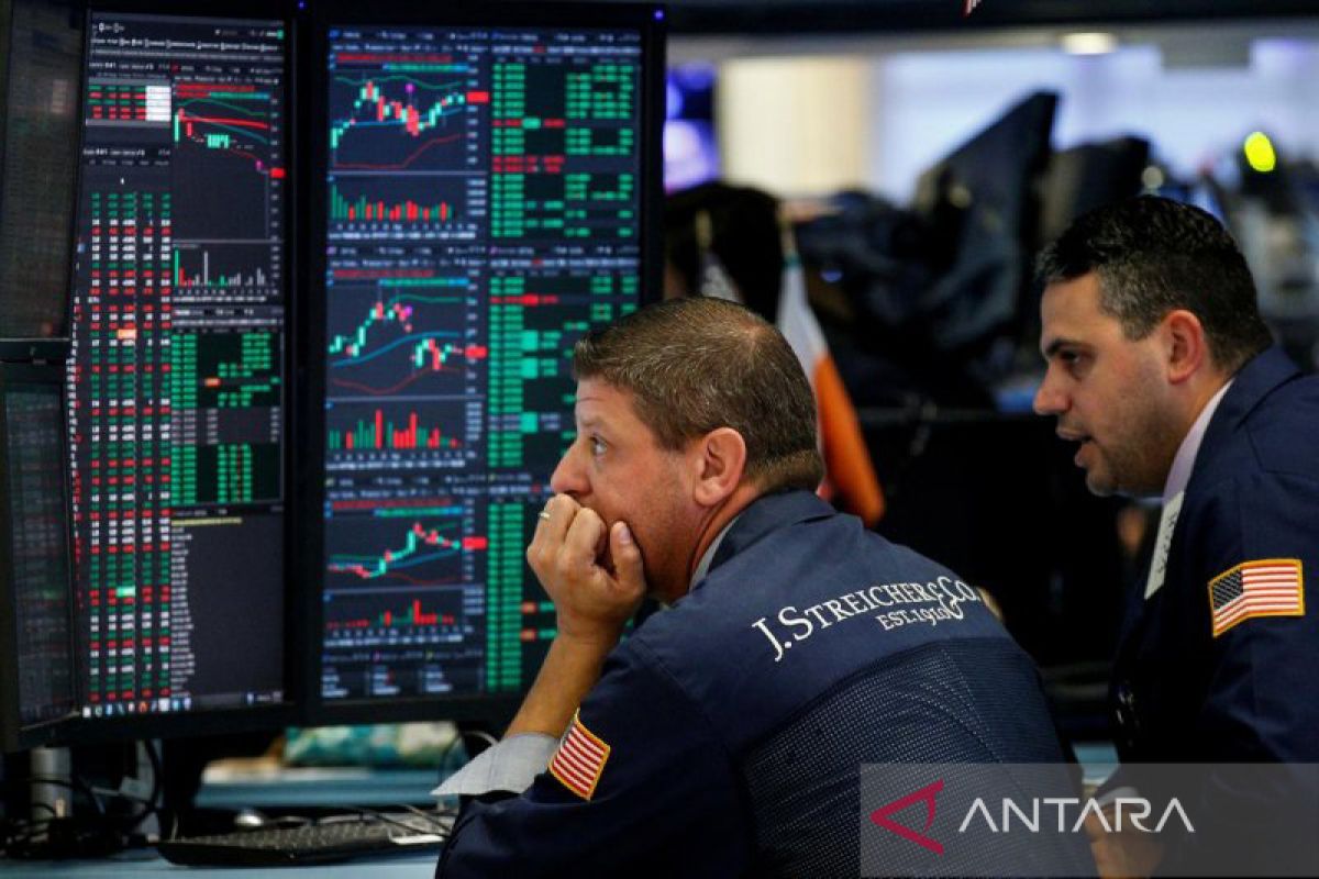 Wall St beragam, S&P 500 dan Nasdaq jatuh terseret data ekonomi lemah