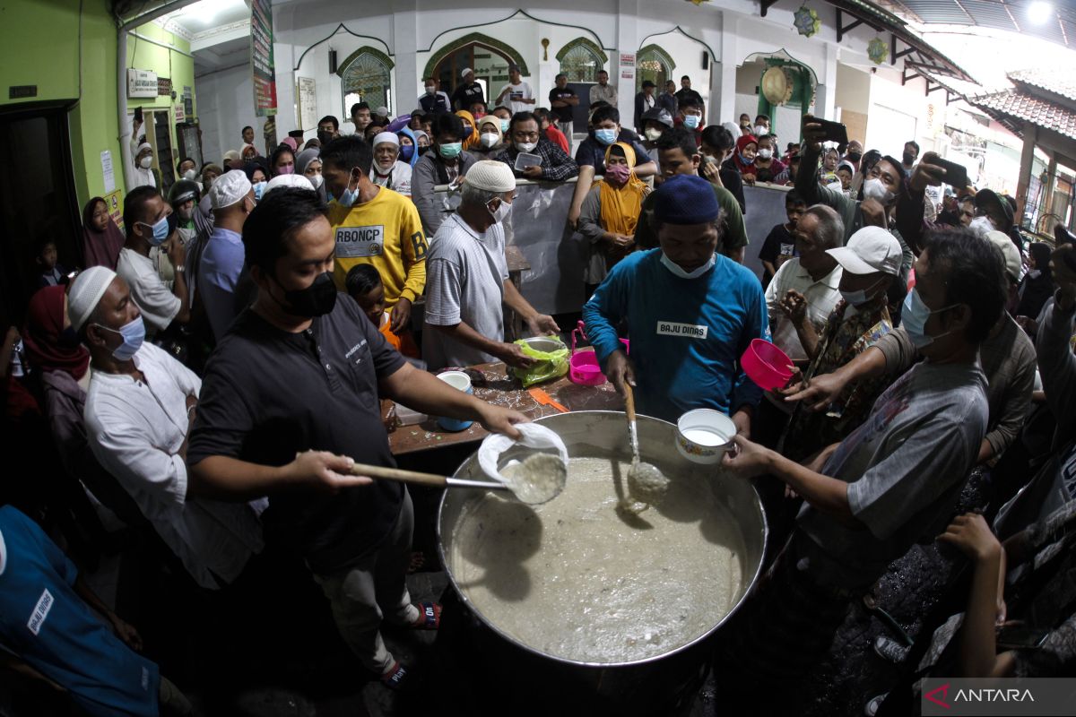 Kerinduan perantau lahirkan tradisi pembagian bubur samin