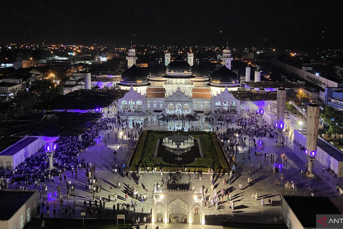 Ribuan orang padati Masjid Raya Baiturrahman untuk tarawih perdana - ANTARA  News Sumatera Barat - Berita Terkini Padang, Sumatera Barat