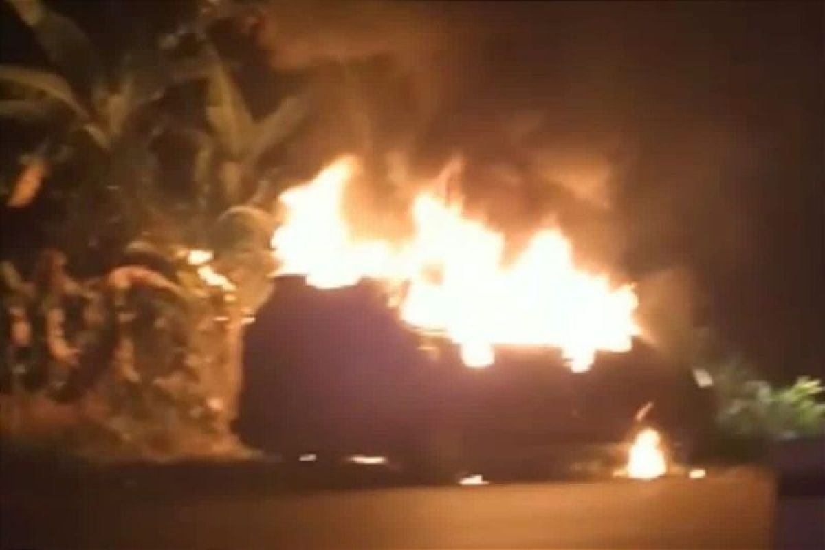 Pengemudi melaju dengan mobil terbakar selamatkan SPBU