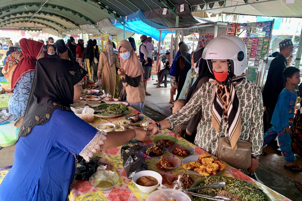 Puluhan pedagang makanan warnai pasar Ramadhan di Balangan