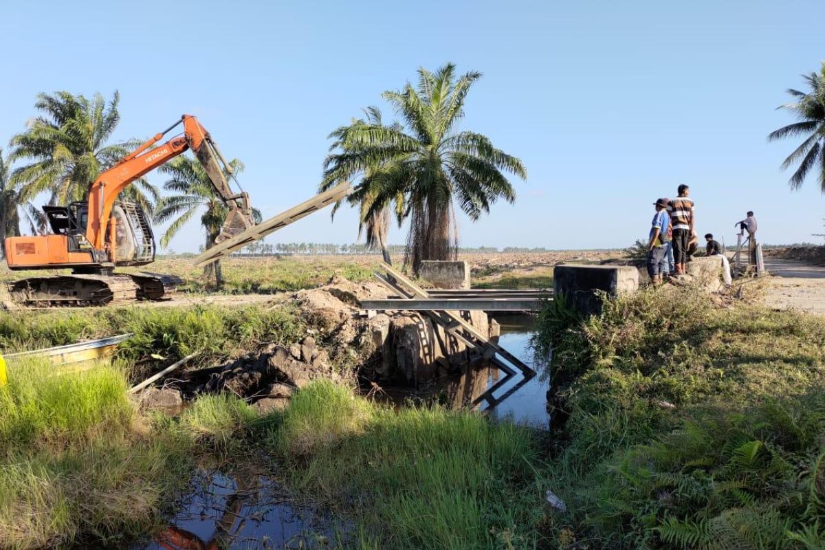 PT Mutiara Agam perbaiki jembatan rusak permudah akses ke Tiku Lima Jorong
